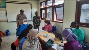 Babinsa – Bhabinkamtibmas Kawal Vaksinasi Lansia di Puri Mojokerto
