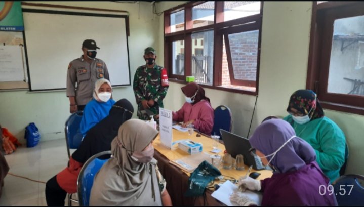 Babinsa - Bhabinkamtibmas Kawal Vaksinasi Lansia di Puri Mojokerto