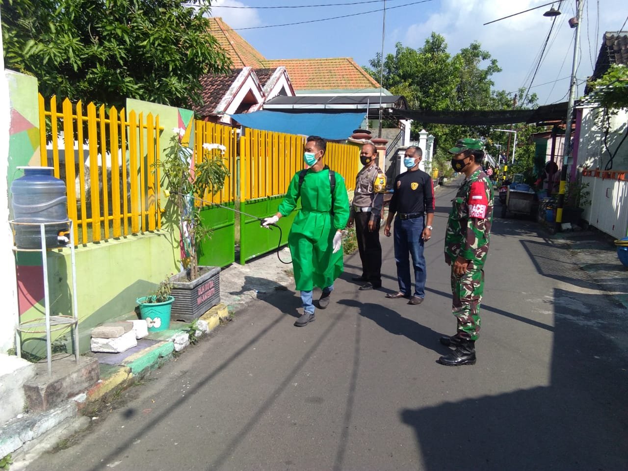 Polresta Mojokerto Semprotkan Desinfektan ke Rumah Warga yang Terpapar