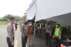 Kapolrestabes Surabaya Pantau Penyekatan di Dua Sisi Suramadu