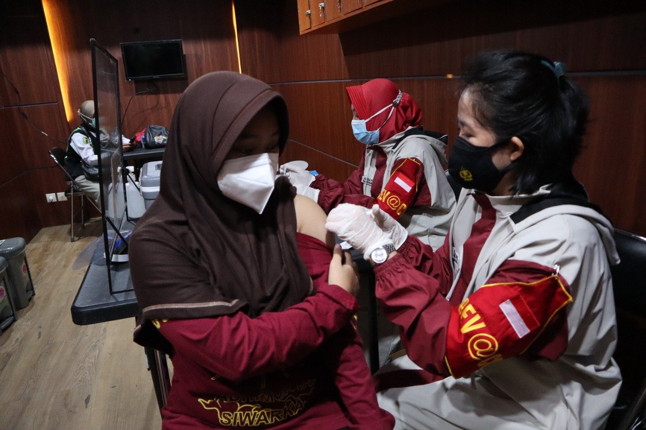 Dukung Program Jokowi, Polres Lumajang Gelar Vaksinasi Covid-19 Secara Massal