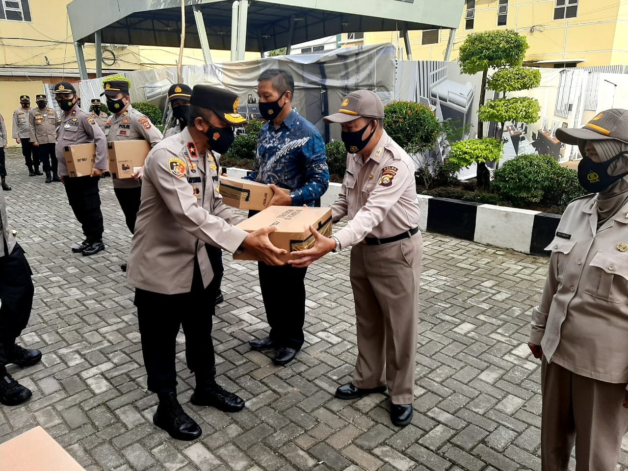 Kapolda Sumsel Berikan Perangkat Laptop kepada Satker Polda Sumsel