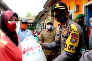 Forkopimda Lumajang Salurkan 35 Ton Beras dan 70 Ribu Masker untuk Warga Terdampak Covid-19