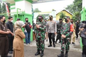 Pangdam V/Brw Tinjau TMMD Ke – 111 Kab. Jombang di Dampingi Danrem 082/CPYJ