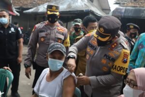 Vaksinasi COVID-19 ke Pasar Tradisional Mojokerto Berbonus Bingkisan