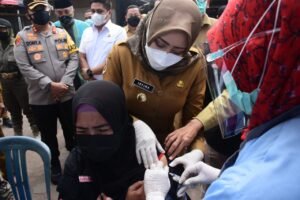 Bupati Mojokerto Tinjau Vaksinasi 200 Pedagang Pasar Legi Mojosari