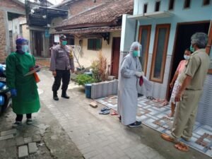 Bhabinkamtibmas dan Babinsa Dampingi Tim Tracer Puskesmas Kedundung