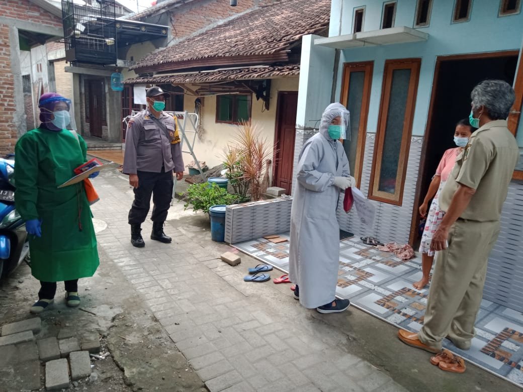 Bhabinkamtibmas dan Babinsa Dampingi Tim Tracer Puskesmas Kedundung