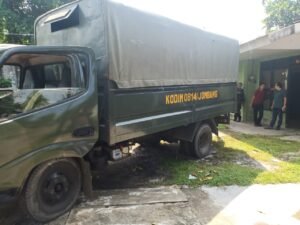 Korem 082 CPYJ Serahkan Bantuan Ratusan Dus Keramik ke Satgas TMMD KE 111 Jombang