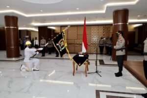 Peringati Hari Bhayangkara ke 75, Polda Jatim Gelar Upacara Pencucian Pataka