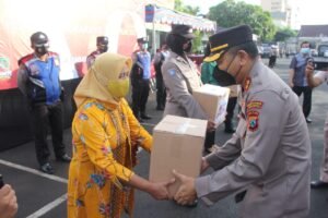 Sambut HUT Bhayangkara Ke-75, Polrestabes Surabaya Distribusikan Ratusan Paket Sembako