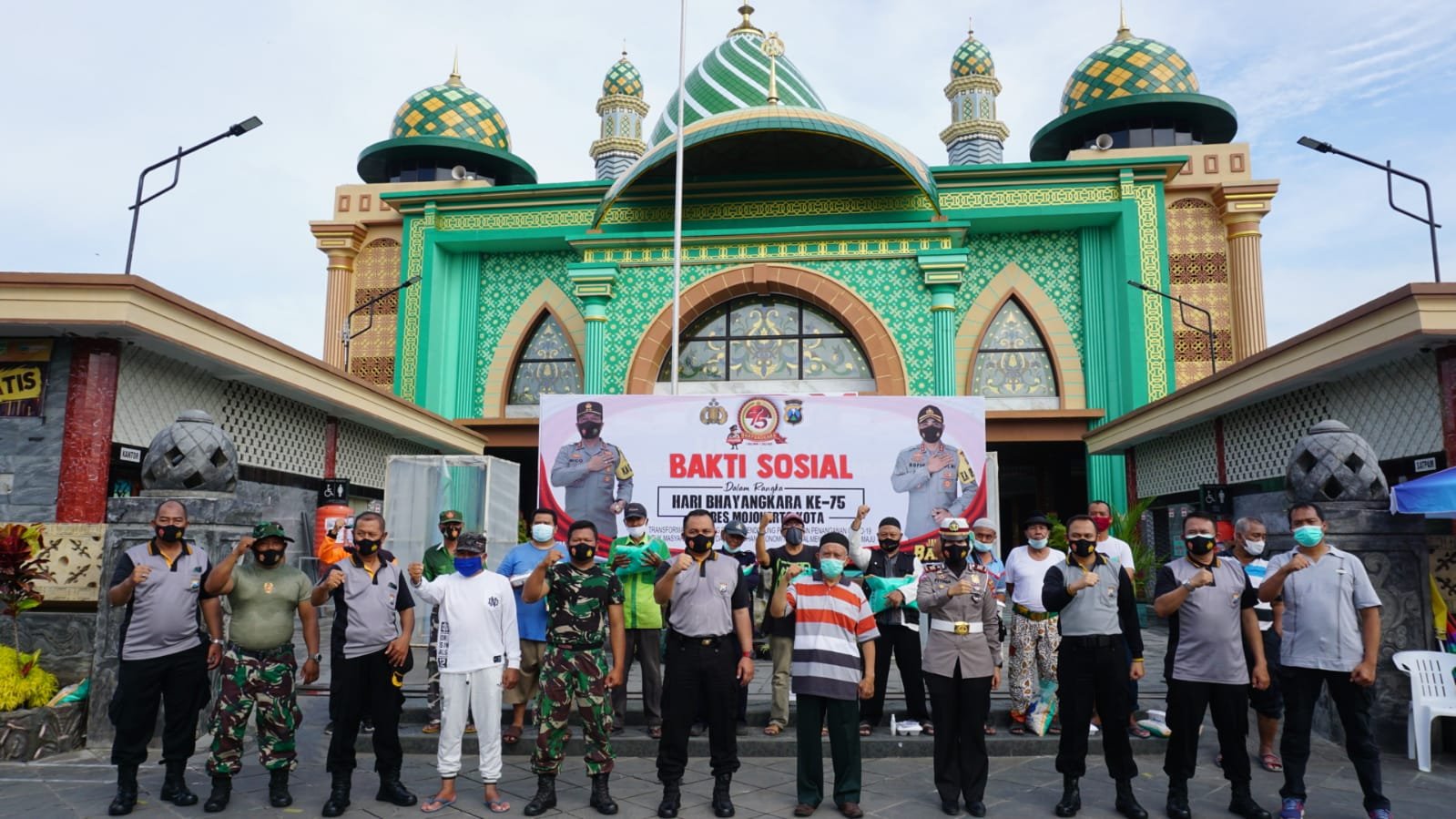 Polresta Mojokerto Baksos ke Tempat Ibadah dan Berbagi Sembako