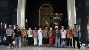 Kapolresta Mojokerto Menyapa Jamaah Jumat