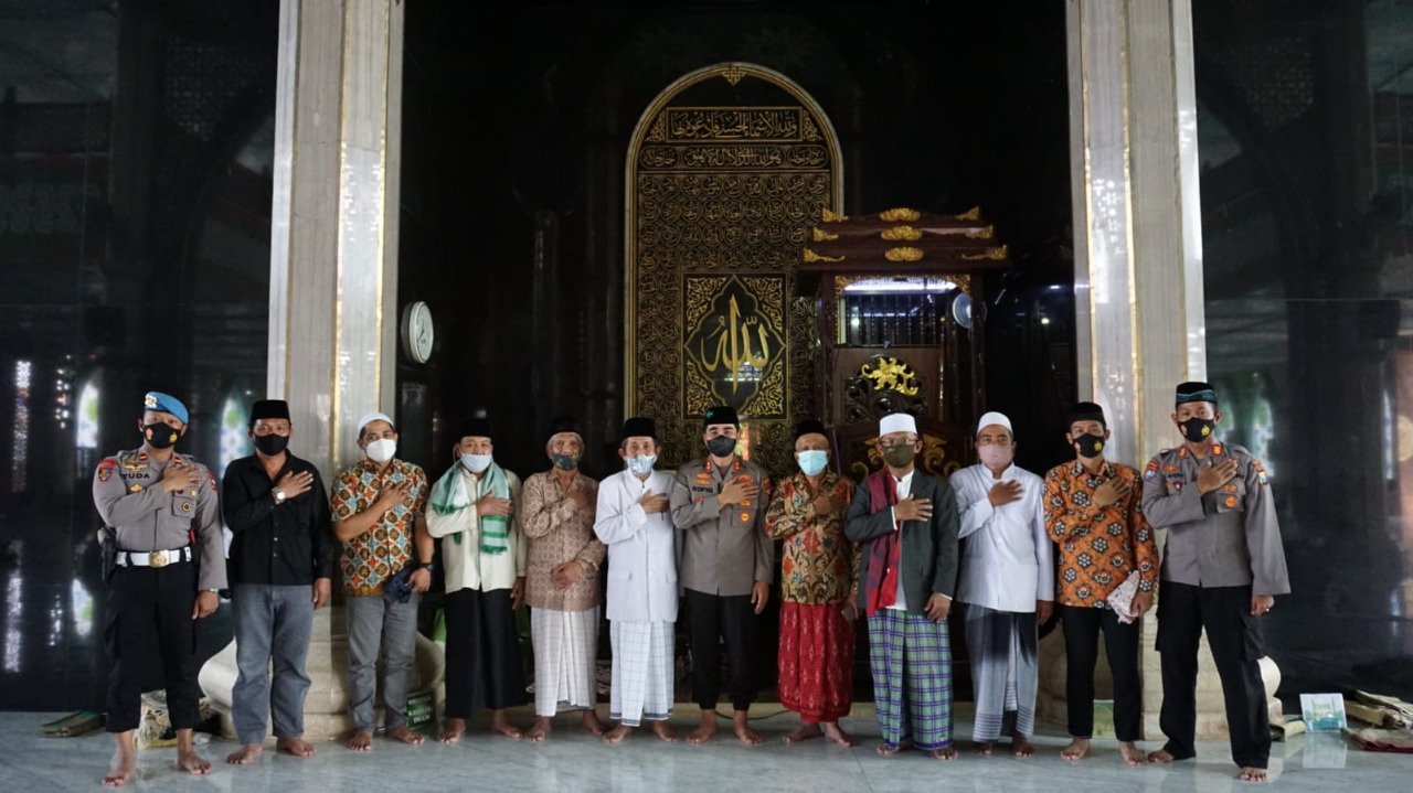 Kapolresta Mojokerto Menyapa Jamaah Jumat