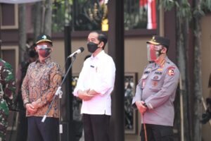 Presiden Jokowi Tinjau Vaksinasi Massal Jelang HUT Bhayangkara ke-75