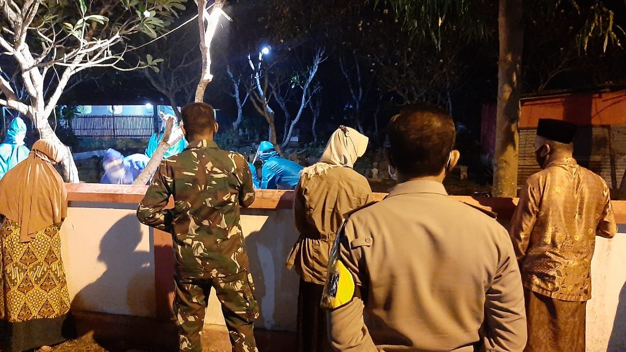 Polresta Mojokerto Pam dan Kawal Pemulasaran Pasien Positif Covid-19