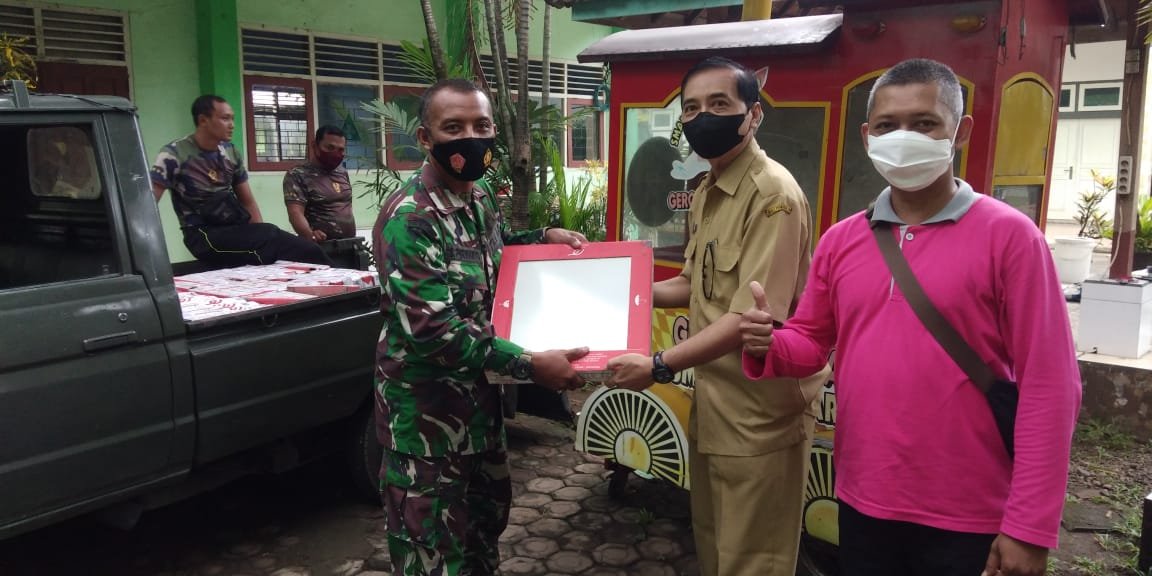 TNI Peduli Rakyat, Korem 082/ CPYJ Serahkan Bantuan 100 Dus Keramik