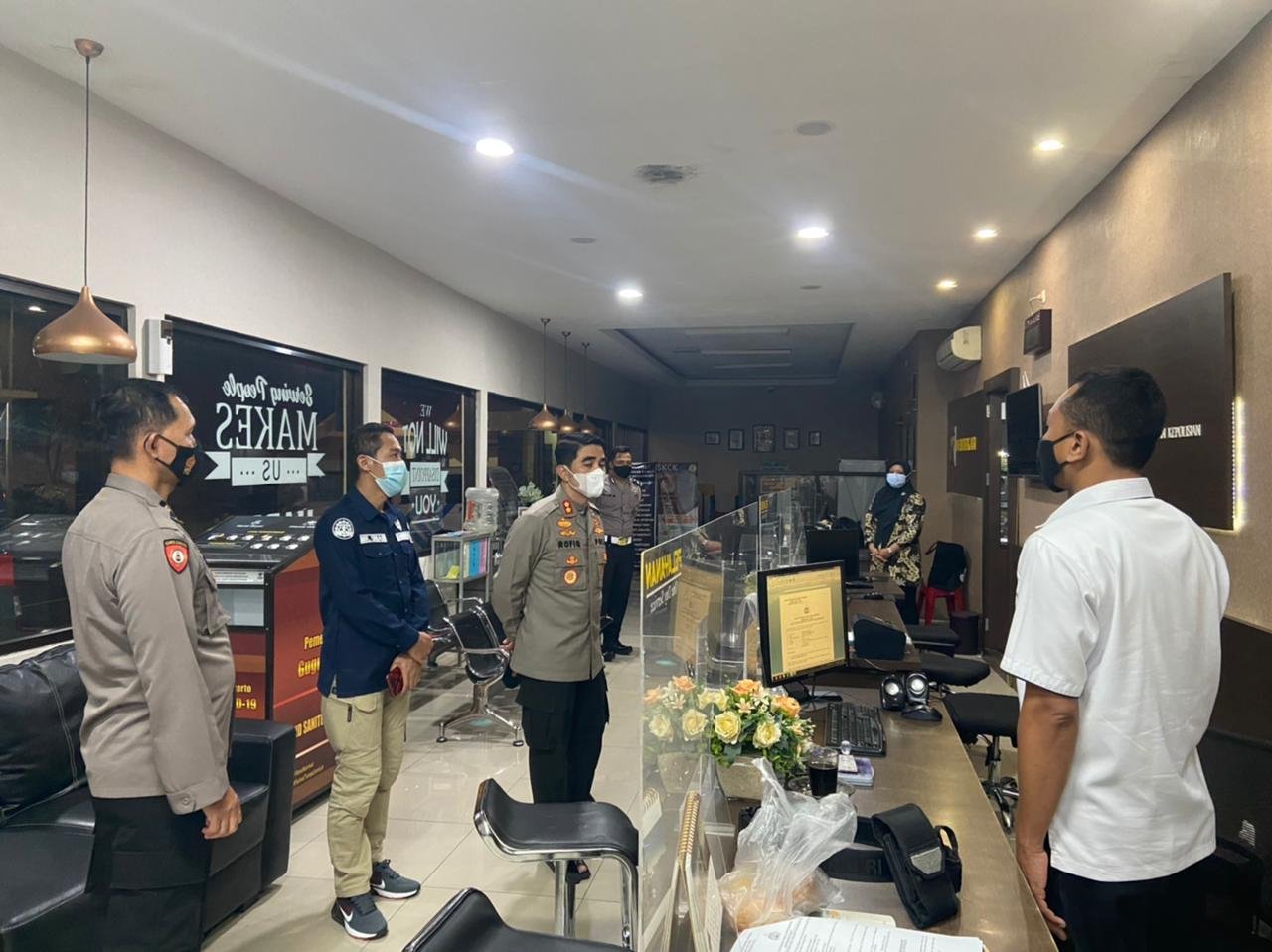 Meski Malam Hari, Kapolresta Mojokerto Tinjau Ruang Pelayanan SPKT dan SKCK