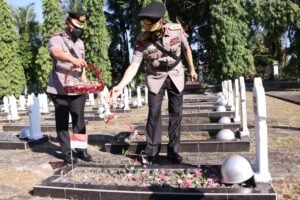 Polda Sumsel Ziarah Rombongan ke Taman Makam Pahlawan dan Tabur Bunga