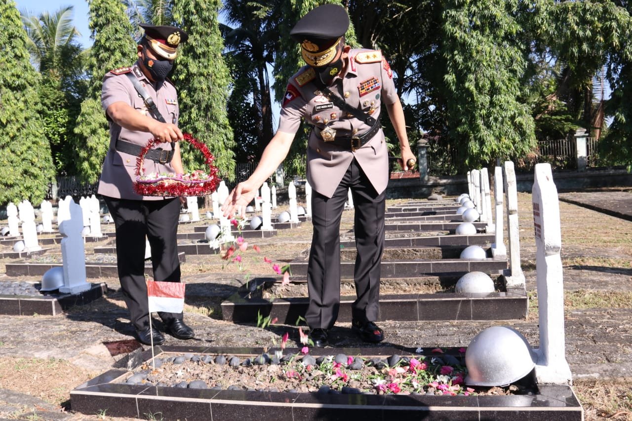 Polda Sumsel Ziarah Rombongan ke Taman Makam Pahlawan dan Tabur Bunga