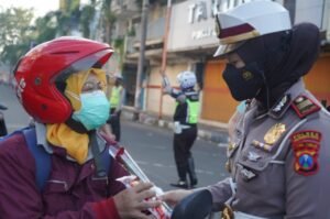 Satlantas Polresta Bagikan Masker, Hand Sanitizer dan Coklat di Hari Bhayangkara