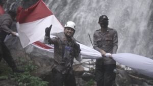 Hari Bhayangkara ke 75, Polres Lumajang Kibarkan Bendera Merah Putih Raksasa