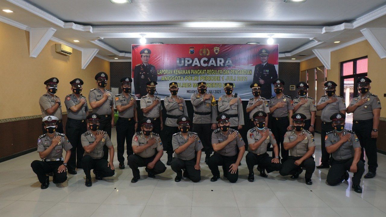 Di HUT Bhayangkara ke 75 Tahun, Polresta Mojokerto Gelar Upacara Kenaikan Pangkat