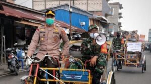 Foto Kapolres Tanjung Jabung Barat dan Babinkamtibmas Naik Becak Kampanyekan Prokes Juara Lomba Fotografi