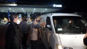 Kapolresta Mojokerto Pimpin Pengetatan di Exit Tol Penompo, Begini Hasilnya