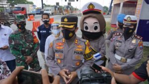 Kapolresta Mojokerto Bagi Sembako dan Bunga Saat Pengetatan PPKM Darurat