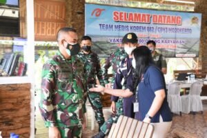 Serbuan Vaksinasi Korem 082/CPYJ Sasar Pabrik Keramik Arwana