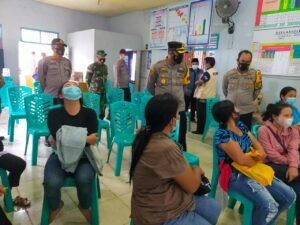 Kapolres Muarojambi Tinjau Pelaksanaan Vaksinasi Covid 19 di Desa Mendalo Darat