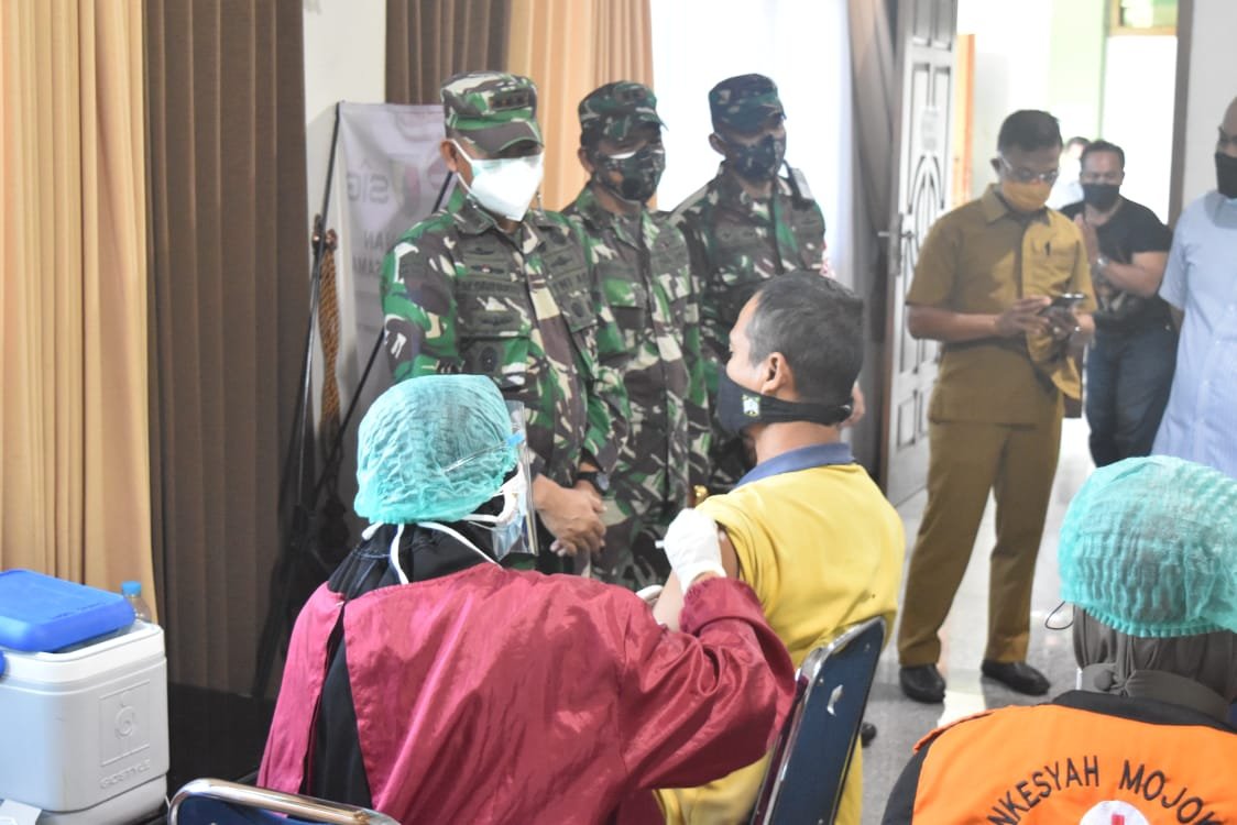 Danrem Tinjau Pelaksanaan Vaksinasi di Wilayah Kodim 0811/Tuban