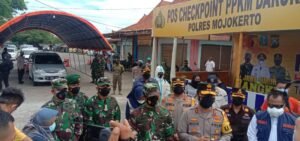 Pangdam V/Brw dan Kapolda Jatim Sidak Pos Penyekatan PPKM Darurat di Wilayah Mojokerto