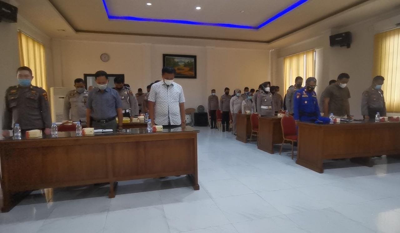 Lebih Dari 300 Personel Polres Tanjab barat mengheningkan Cipta Doakan Korban Covid-19