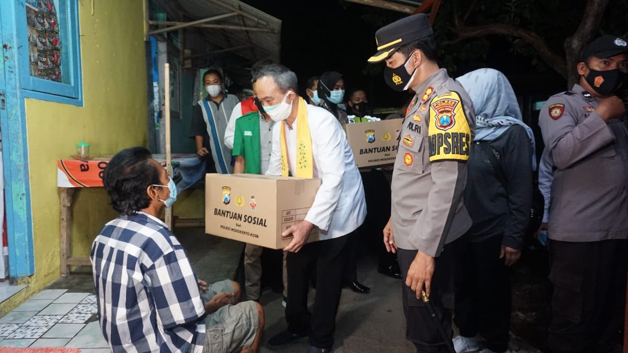 Polresta Mojokerto Gandeng TNI dan Pemuka Agama Salurkan Bansos