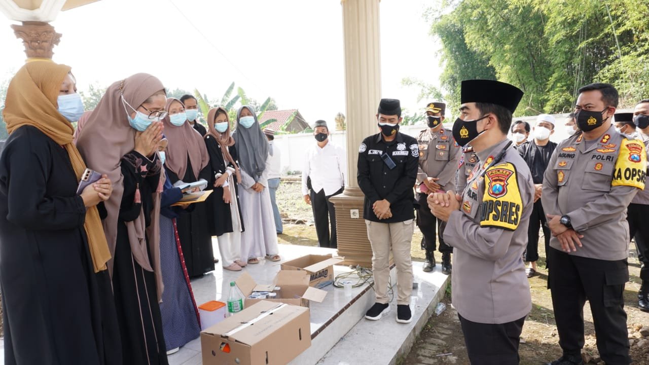 Penghormatan Terakhir Kapolresta Mojokerto untuk Kapolsek Magersari KOMPOL Syamsul Muarif