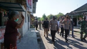 Kapolresta Mojokerto Blusukan ke Warga yang Kurang Mampu di Desa Gembongan Salurkan Bansos