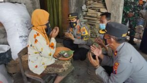 Kapolresta Mojokerto Gelar Vaksin Door To Door sekaligus Beri Paket Sembako, Obat dan Vitamin