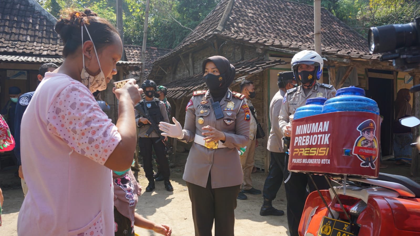 Satlantas Polresta Mojokerto Blusukan Bagikan Minuman Probiotik