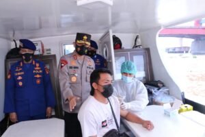 Kapolda Sumsel Monitoring Pelaksanaan Vaksinasi Terapung