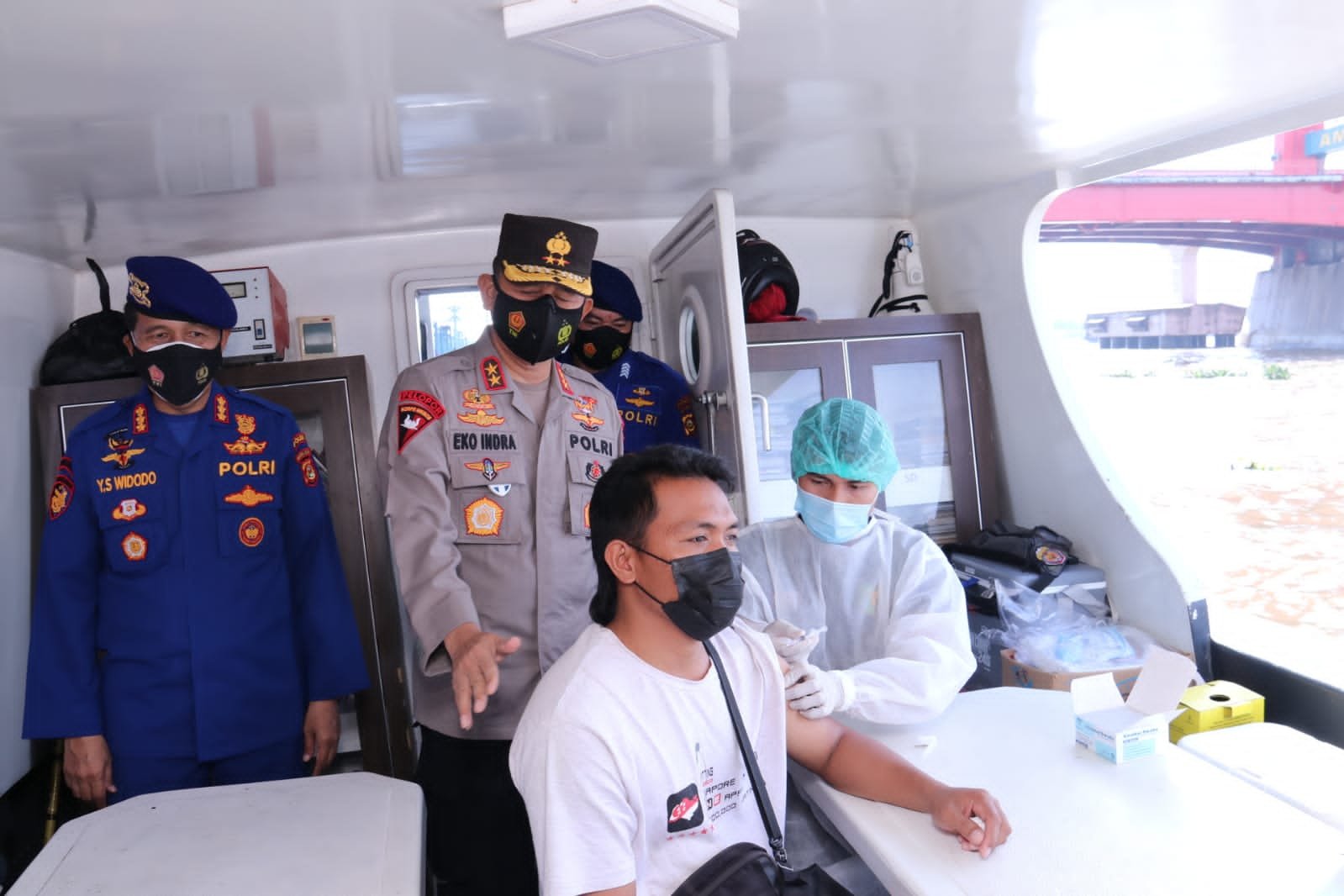 Kapolda Sumsel Monitoring Pelaksanaan Vaksinasi Terapung