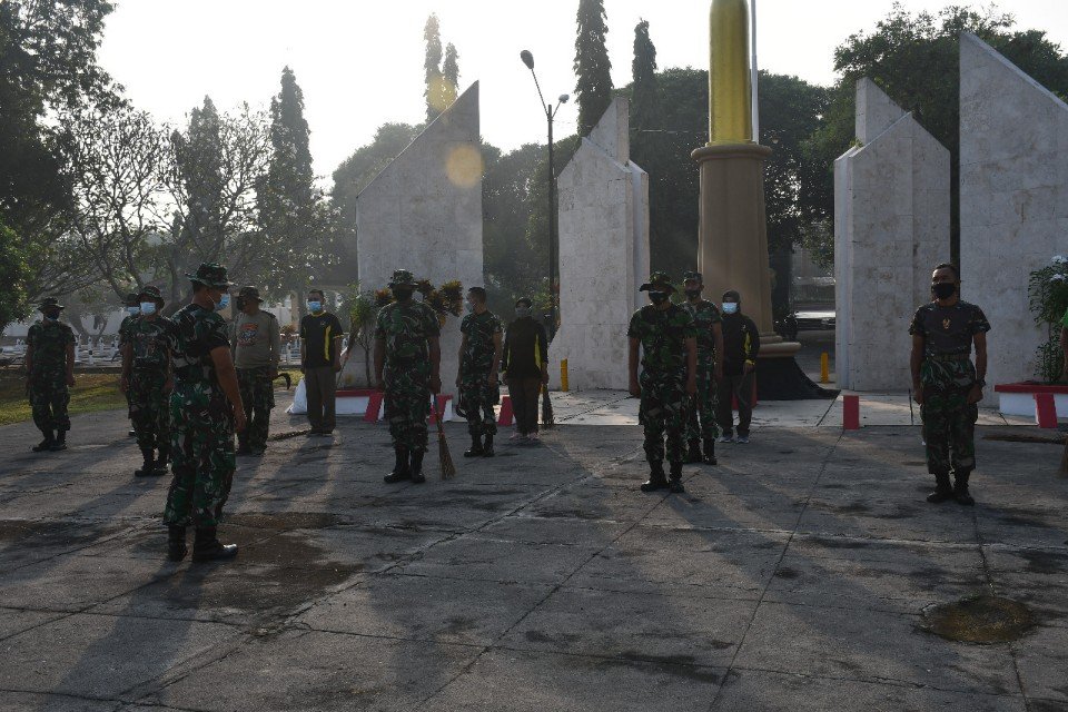 HUT Ke-73, Korem 082/CPYJ Laksanakan Karya Bakti di TMP