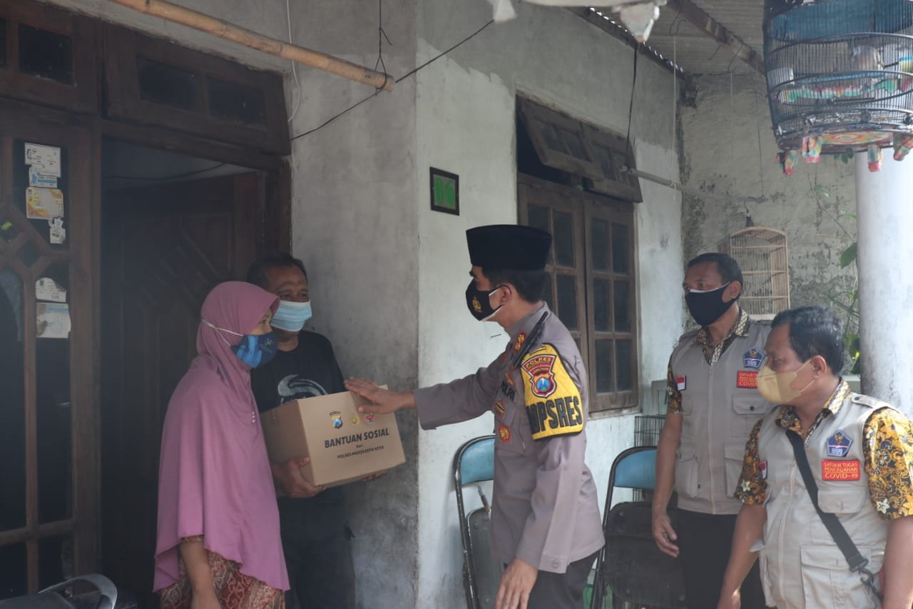 Polresta Mojokerto Gelar Bansos Door To Door Berupa Paket Sembako, Obat dan Vitamin