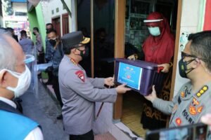 Kapolri Instruksikan Jajarannya Percepat Distribusi Bansos PPKM Darurat ke Warga