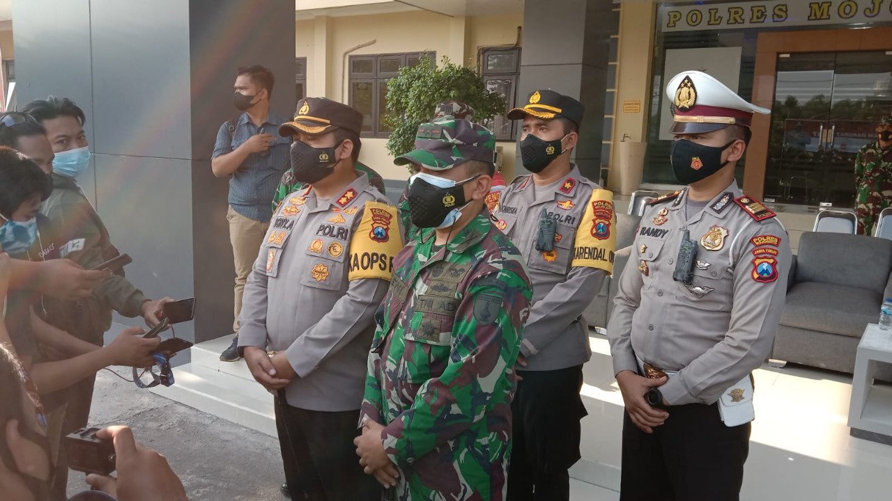Ringankan Beban Masyarakat Di Masa PPKM Darurat, TNI-Polri Di Mojokerto Gelontorkan Bansos
