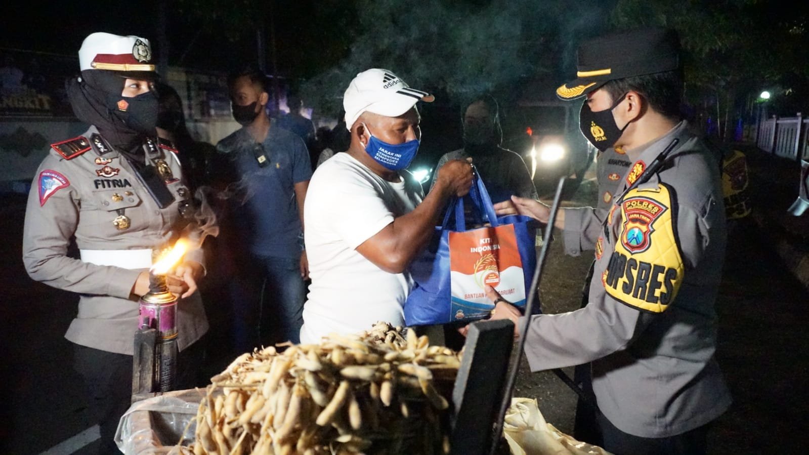 Unik, Sebelum Penutupan PPKM Darurat Kapolresta Mojokerto bagi Bansos kepada PKL