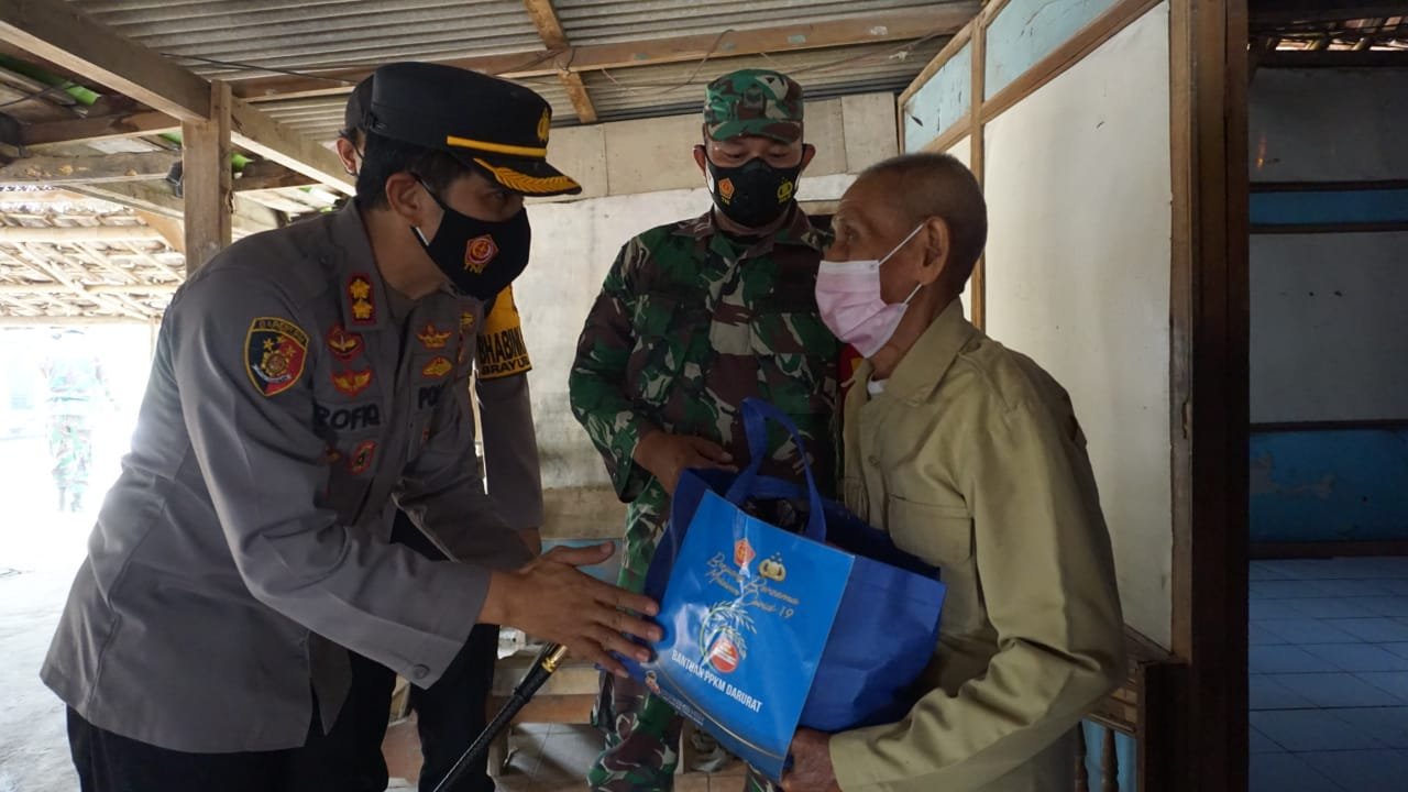 Kapolresta Mojokerto Gulirkan Bansos Secara Door To Door