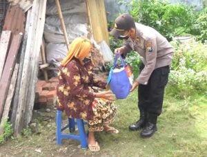 Polresta Mojokerto Salurkan Bansos dari Kapolri Kepada Warga