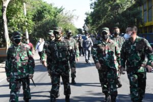 Danrem 082/ CPYJ  Dampingi Forkopimda Prov Tinjau Vaksinasi dan Pembagian Sembako Kepada Masyarakat Jombang